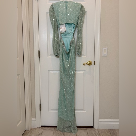 NWT Mac Duggal 5745 Sequined Faux Wrap Cut Out Puff Sleeve Gown Size 4 - Picture 4 of 14